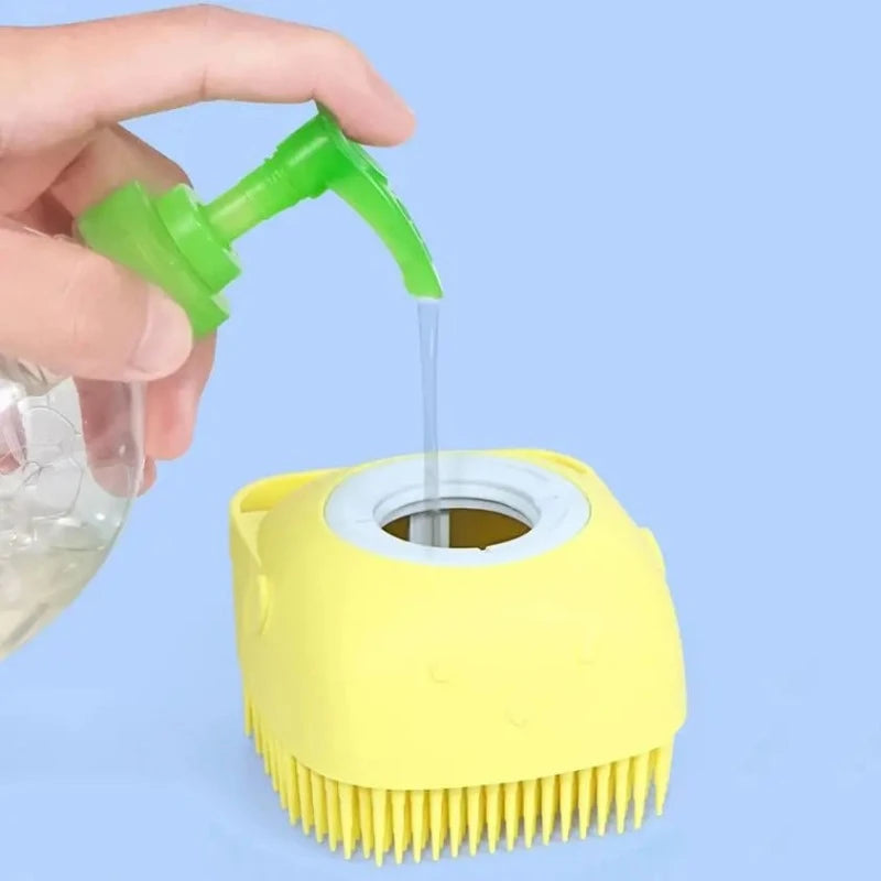 Escova de banho de silicone para Pets | bandit pet store | @bandit.p.store | www.banditpetstore.com.br | Escova de banho, escova de silicone, Escova com Shampoo , cão de estimação, cachorro de estimação, gato de estimação, felino, bichano, sampoo para gato, shampoo para cachorro, animal de estimação, animais de estimação, Pet Shop, Pet Store